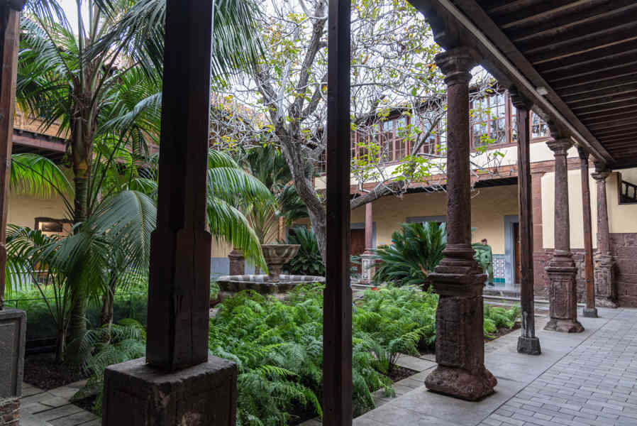 Tenerife 102 - San Cristóbal de La Laguna - Casa Alvarado Bracamonte o de los Capitanes.jpg